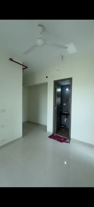 Room in 2 BHK Apartment at Kalpataru Paramount B, Kapur Bawdi – for Sale
