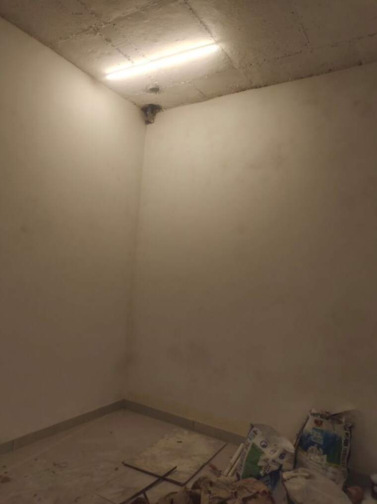 Room, east of kailash Commercial Office Space 1000 Sq.Ft. In East Of Kailash Delhi 10465791