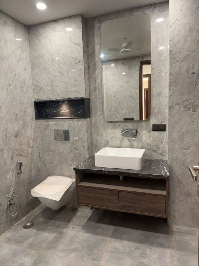 Bathroom, dlf city phase 3 4 Bedroom 565 Sq.Yd. Builder Floor In Dlf City Phase 3 Gurgaon 10465922