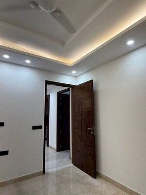 Building Lobby in 4 BHK Builder Floor at Dlf City Phase 3 – for Sale