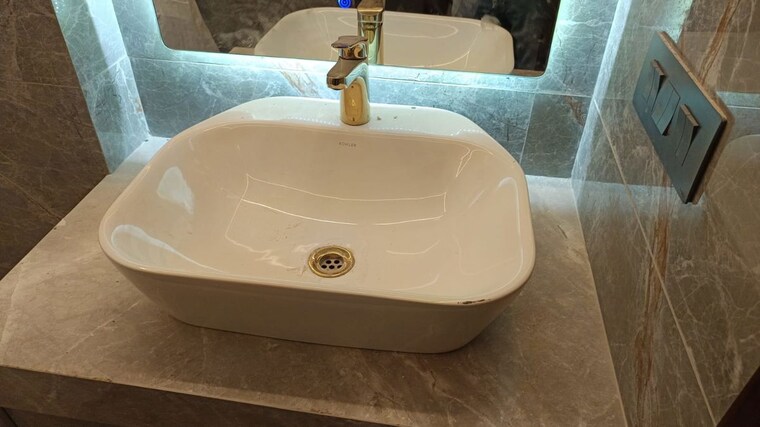 Bathroom, sushant lok i 3 Bedroom 217 Sq.Yd. Builder Floor In Sushant Lok I Gurgaon 10465924