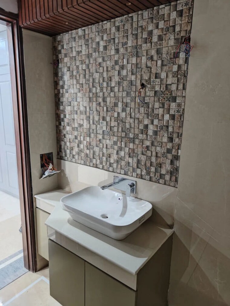 Bathroom, dlf phase i 5 Bedroom 750 Sq.Yd. Builder Floor In Dlf Phase I Gurgaon 10465925