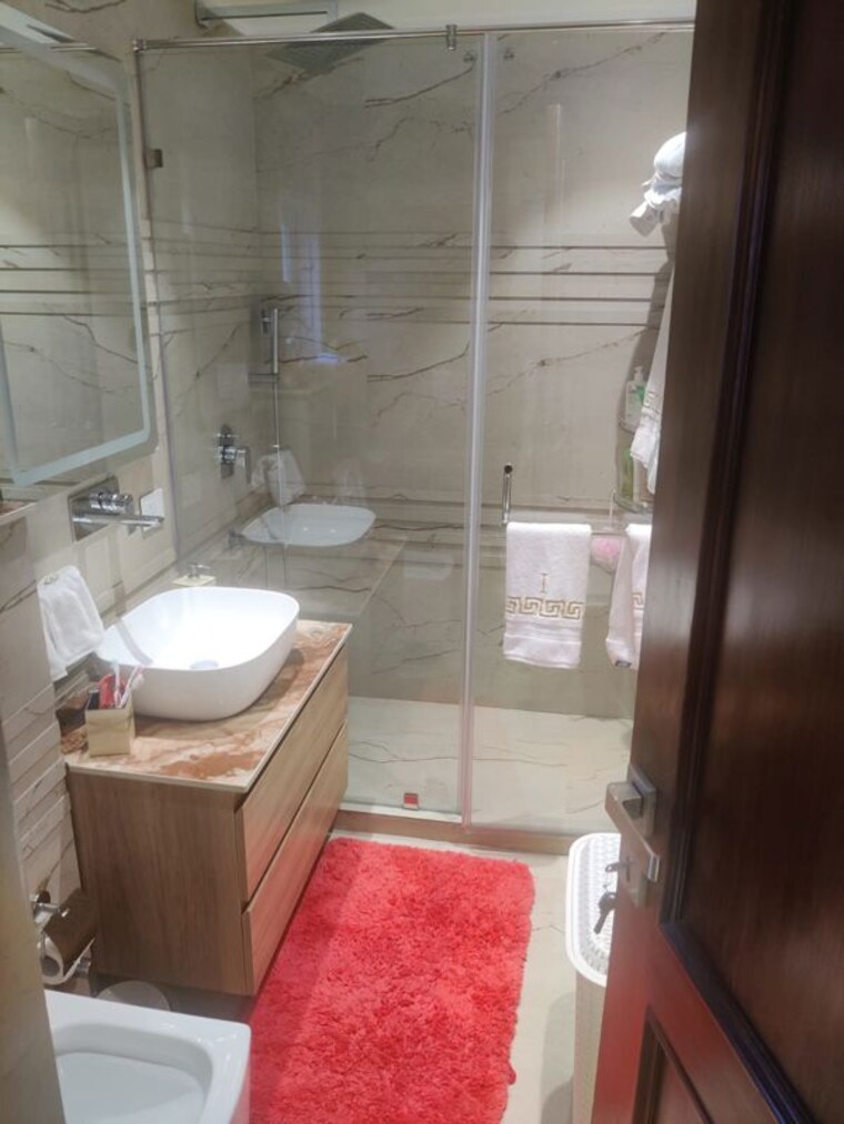 Bathroom, safdarjung enclave 4 Bedroom 500 Sq.Yd. Builder Floor In Safdarjung Enclave Delhi 10465953