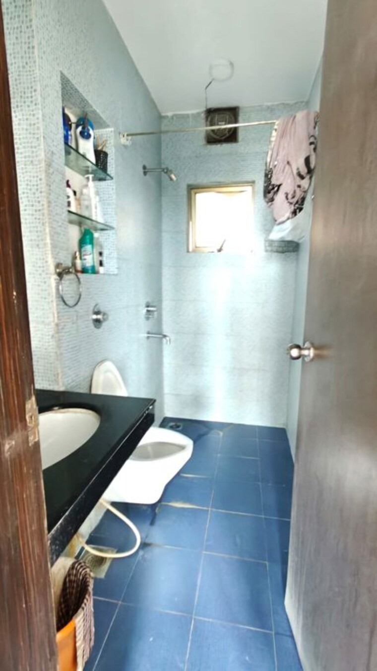 Bathroom, oberoi-realty-woods 2.5 Bedroom 850 Sq.Ft. Apartment In Goregaon East Mumbai 10466089