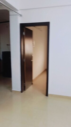  1.5 BHK Apartment at Kamgar Putala Vasahat – for Rent