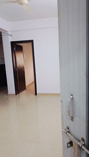 Room in 1.5 BHK Apartment at Kamgar Putala Vasahat – for Rent