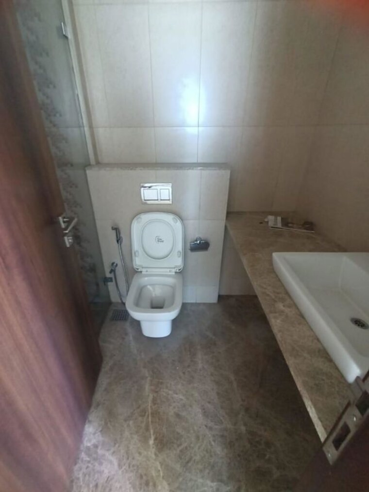 Bathroom, peninsula-salsette-27 2 Bedroom 790 Sq.Ft. Apartment In Byculla Mumbai 10466120