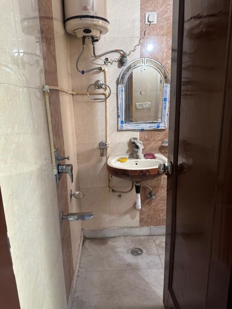 Bathroom, naraina 3 Bedroom 150 Sq.Yd. Builder Floor In Naraina Delhi 10466128