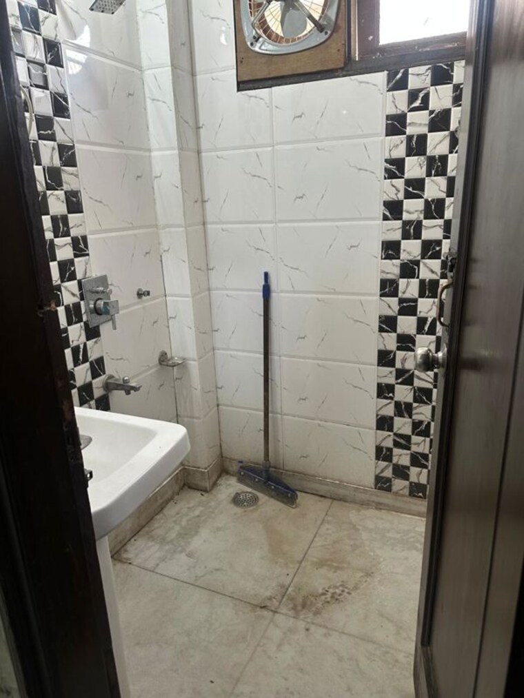 Bathroom, naraina 3 Bedroom 150 Sq.Yd. Builder Floor In Naraina Delhi 10466128