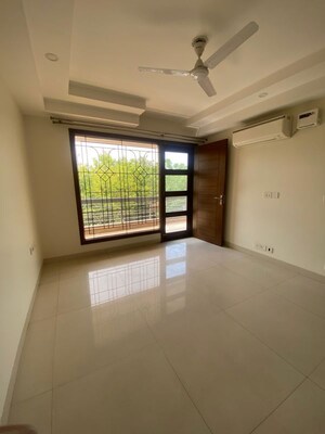 Room in 4 BHK Apartment at Sector 30 – for Rent