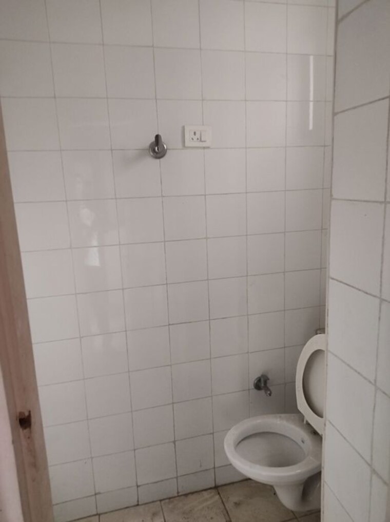 Bathroom, unitech-habitat 3 Bedroom 2111 Sq.Ft. Apartment In Pi Greater Noida Greater Noida 10435608