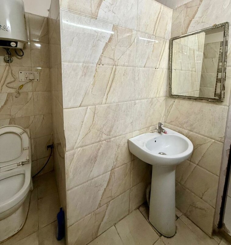 Bathroom, lajpat nagar 2 Bedroom 75 Sq.Yd. Builder Floor In Lajpat Nagar Delhi 10466316