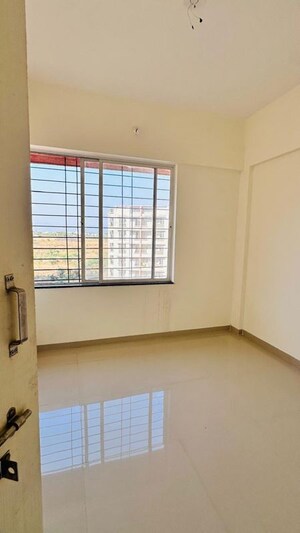 Room in 2 BHK Apartment at Kamgar Putala Vasahat – for Sale