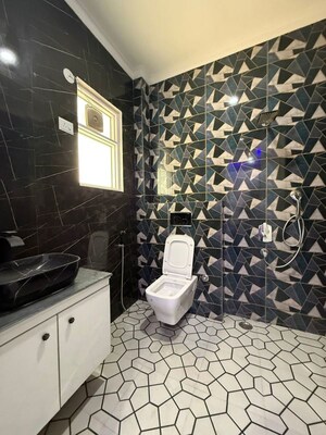 Team Area in 4 BHK Apartment at Saket – for Rent