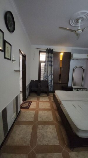 Living Room in 2 BHK Builder Floor at Sector 30 – for Rent