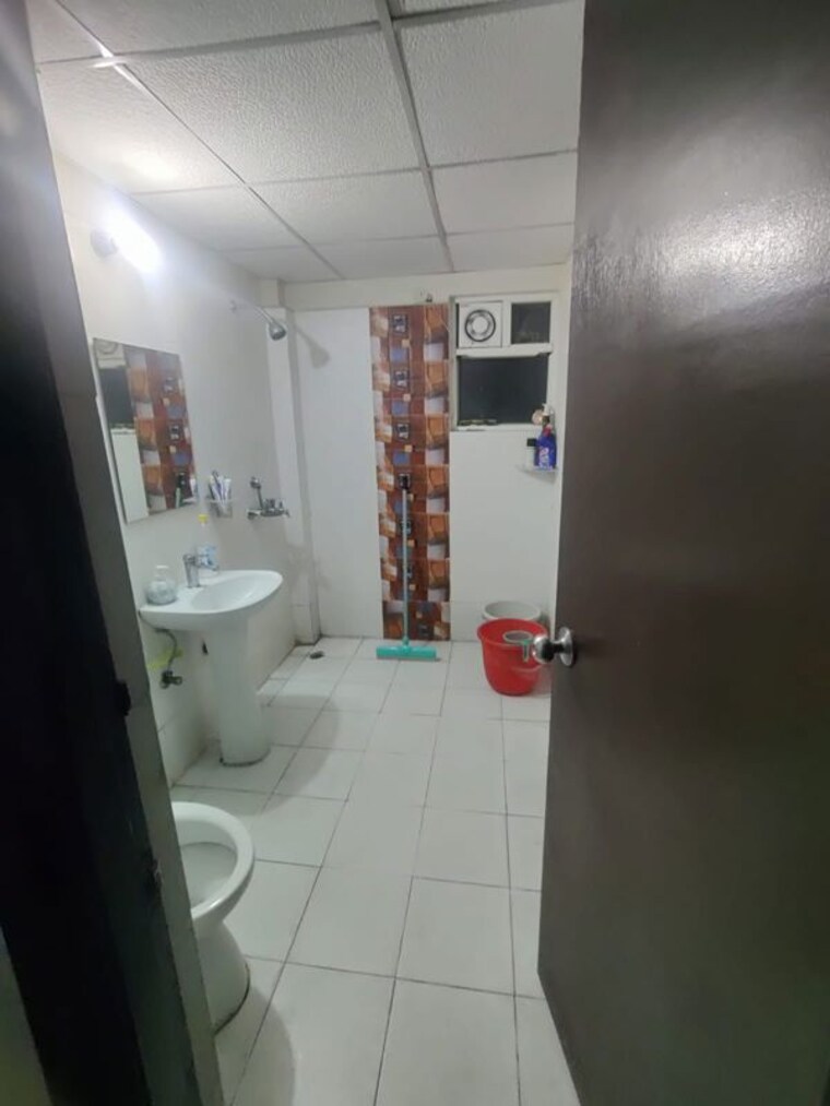 Bathroom, paramount-emotions 3.5 Bedroom 1710 Sq.Ft. Apartment In Sector 1 Greater Noida Greater Noida 10466625