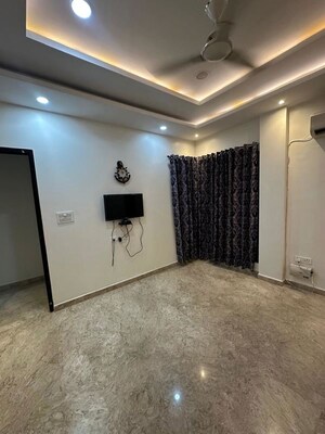 Room in 3 BHK Builder Floor at Gomti Nagar – for Rent