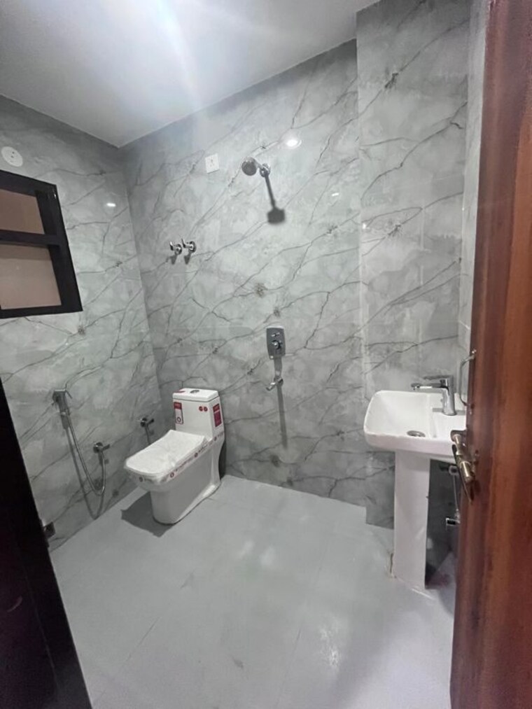 Bathroom, sector 8 dwarka 2 Bedroom 80 Sq.Yd. Builder Floor In Sector 8 Dwarka Delhi 10466645