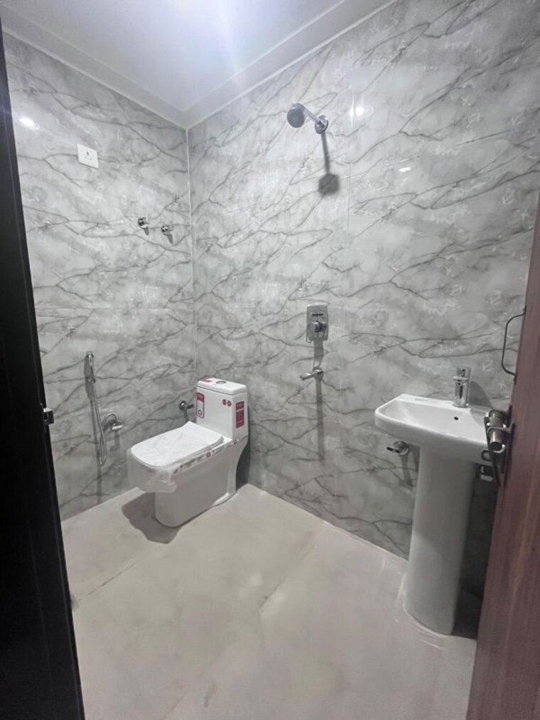 Bathroom, sector 8 dwarka 2 Bedroom 80 Sq.Yd. Builder Floor In Sector 8 Dwarka Delhi 10466645