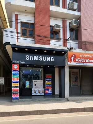  Showroom – Exterior View View at Kingsway Camp - for Rent