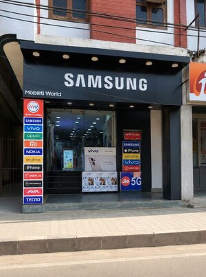  Showroom For Rent in Kingsway Camp