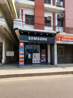  Showroom – Exterior View View at Kingsway Camp - for Rent