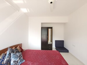 Room in 1.5 BHK Apartment at Godrej Emerald, Ghodbunder Road – for Rent