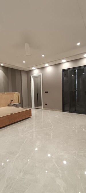 Room in 4 BHK Builder Floor at Parklands, Sector 85 – for Sale