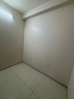 Room in 3 BHK Apartment at Amanora Future Towers, Hadapsar – for Rent