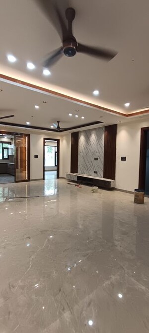 Room in 4 BHK Builder Floor at Parklands, Sector 85 – for Sale