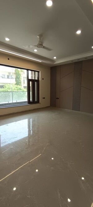 Room in 4 BHK Builder Floor at Parklands, Sector 85 – for Sale