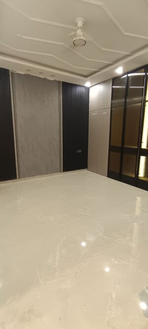 Room in 4 BHK Builder Floor at Parklands, Sector 85 – for Sale