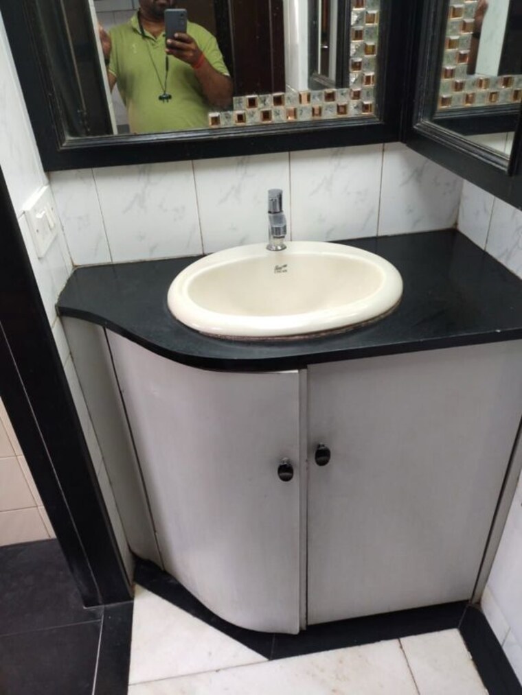 Bathroom, garden-colony 1 Bedroom 550 Sq.Ft. Apartment In Mahim Mumbai 10466804