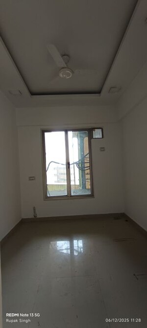 Room in 5 BHK Apartment at Oberoi Springs, Andheri West – for Rent