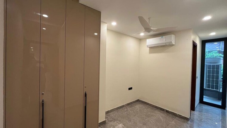 Room, sushant lok i 4 Bedroom 300 Sq.Yd. Builder Floor In Sushant Lok I Gurgaon 10466931