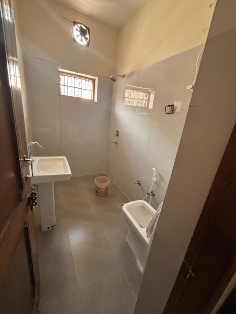 Washroom, sector 28 3.5 Bedroom 300 Sq.Ft. Builder Floor In Sector 28 Faridabad 10466954