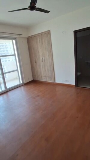 Room in 3 BHK Apartment at Ramprastha City The Edge Towers, Sector 37d – for Rent