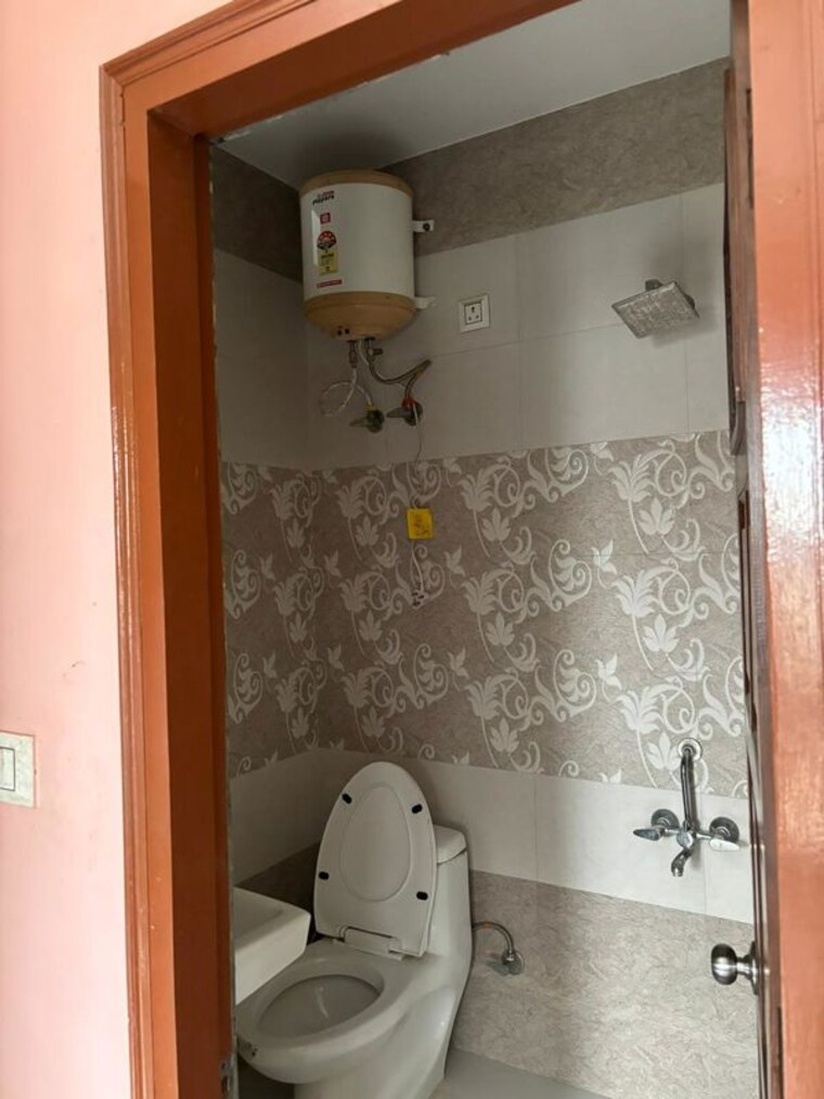 Bathroom, jawahar nagar 1 Bedroom 100 Sq.Yd. Builder Floor In Jawahar Nagar Delhi 10466995