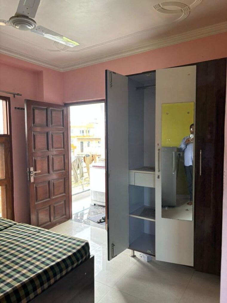 Room, jawahar nagar 1 Bedroom 100 Sq.Yd. Builder Floor In Jawahar Nagar Delhi 10466995