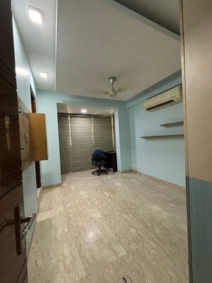 Room in 3.5 BHK Apartment at Sector 19b Dwarka – for Rent