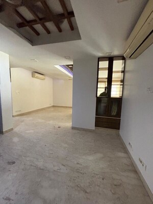 Room in 3.5 BHK Apartment at Sector 19b Dwarka – for Rent