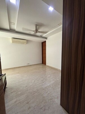 Room in 3.5 BHK Apartment at Sector 19b Dwarka – for Rent