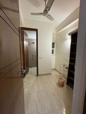 Room in 3.5 BHK Apartment at Sector 19b Dwarka – for Rent