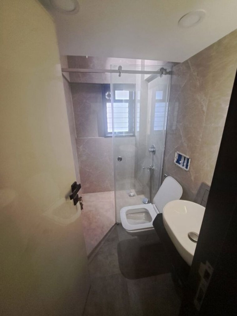 Washroom, kalpataru-mugnus 3 Bedroom 1121 Sq.Ft. Apartment In Bandra East Mumbai 10467085