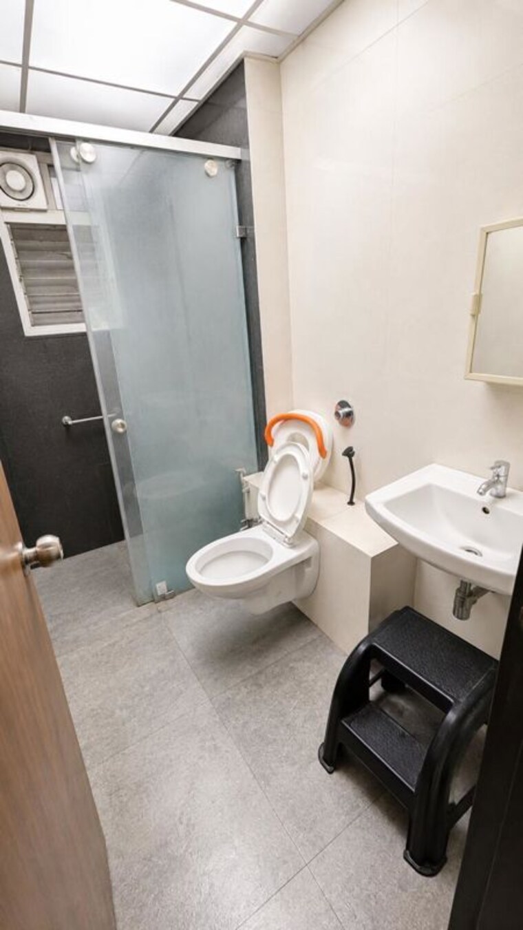 Bathroom, dahanukar colony 3 Bedroom 1500 Sq.Ft. Apartment In Dahanukar Colony Pune 10467144