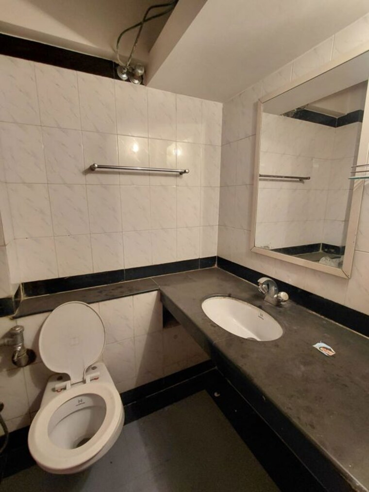 Bathroom, k-raheja-vihar 2 Bedroom 930 Sq.Ft. Apartment In Powai Mumbai 10467154