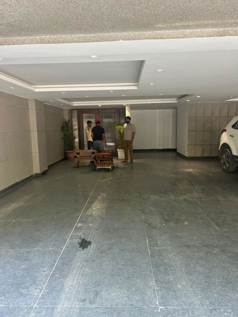  Parking, shivalik colony 4 Bedroom 2000 Sq.Ft. Builder Floor In Shivalik Colony Delhi 10467268