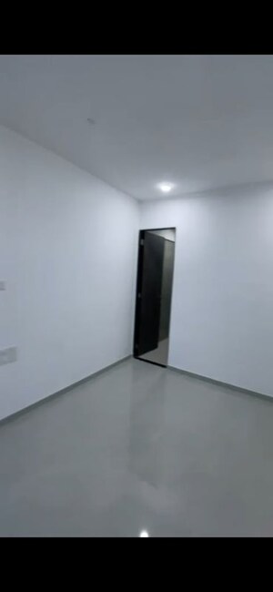 Room in 2 BHK Apartment at Dev Leo Tower, Oshiwara – for Rent