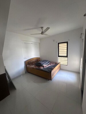 Furnished Amenities in 3.5 BHK Villa at Satellite – for Rent
