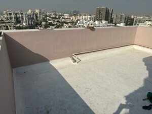 Swimming Pool in 3.5 BHK Villa at Satellite – for Rent